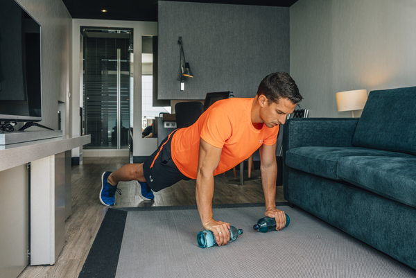 Yo entreno en casa / Día 11: entrenamiento con botellas