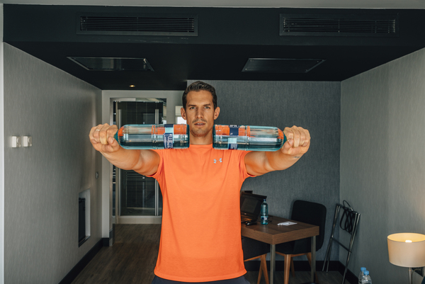 Yo entreno en casa / Día 11: entrenamiento con botellas
