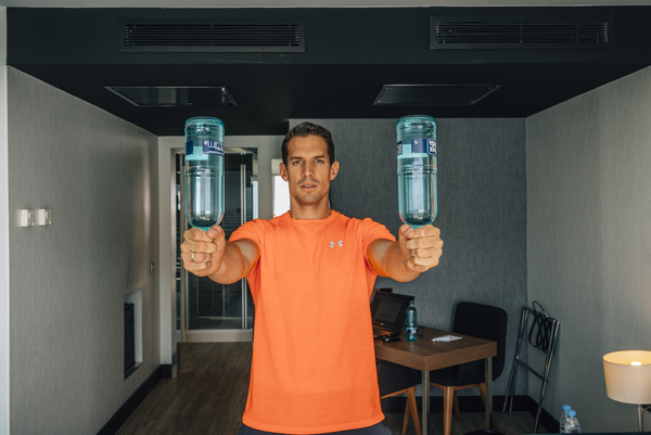 Yo entreno en casa / Día 11: entrenamiento con botellas