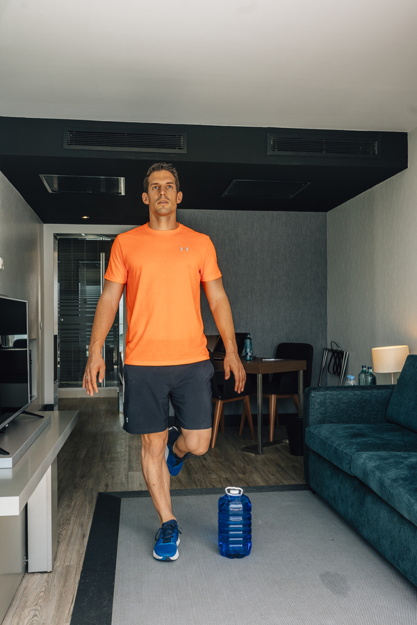 Yo entreno en casa / Día 11: entrenamiento con botellas