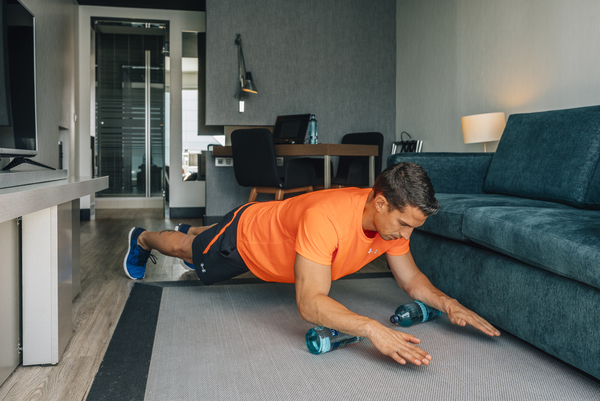 Yo entreno en casa / Día 11: entrenamiento con botellas