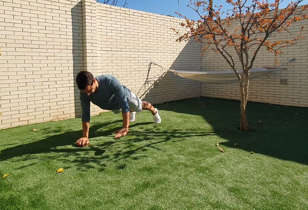 Yo entreno en casa / Día 16: ejercicios con el peso corporal y pelota
