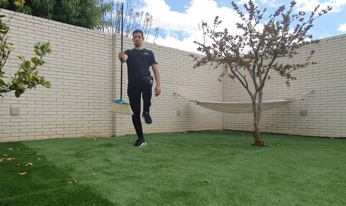 Yo entreno en casa / Día 23: Entrenamiento con escoba