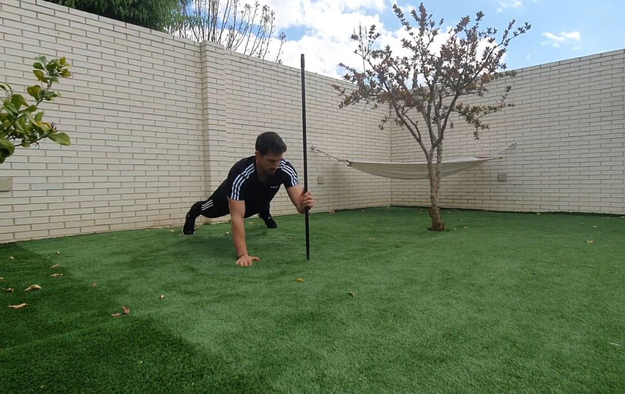 Yo entreno en casa / Día 23: Entrenamiento con escoba