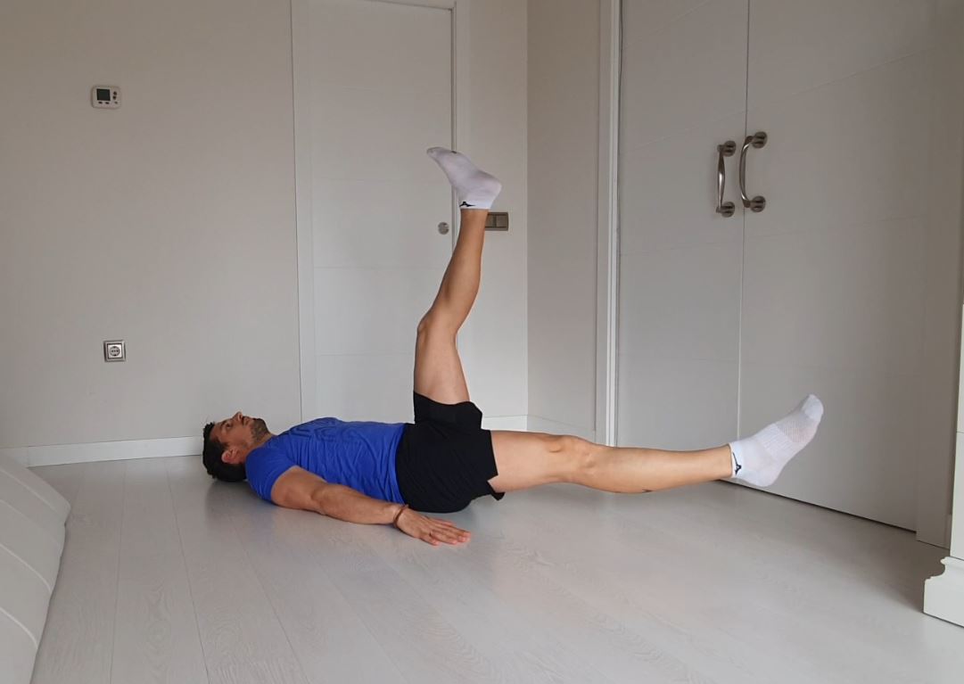 Joven Latina Trabajando Con Sus Abdominales En Casa. Situación De Elevación  De Pierna. Ejercicios Abdominales. Foto de archivo - Imagen de salud,  deporte: 249571132