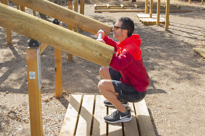 Un gimnasio de madera al aire libre, innovador, sostenible, ecologico, inclusivo y sin impacto medioambiental.