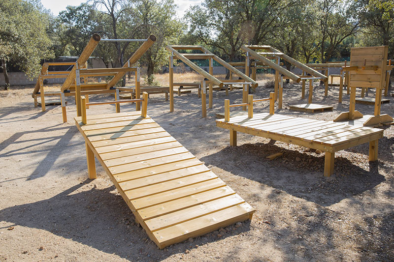 Un gimnasio de madera al aire libre, innovador, sostenible, ecologico, inclusivo y sin impacto medioambiental.