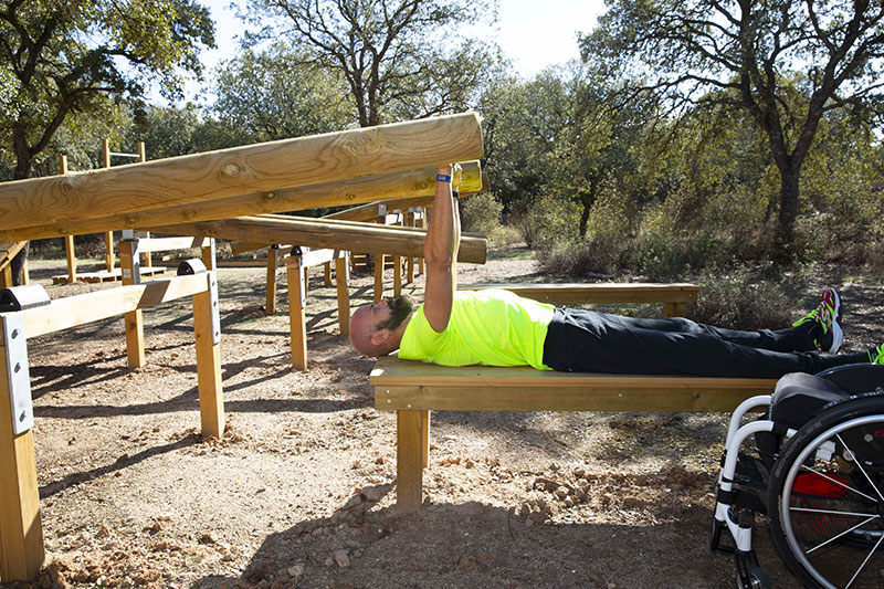 Un gimnasio de madera al aire libre, innovador, sostenible, ecologico, inclusivo y sin impacto medioambiental.