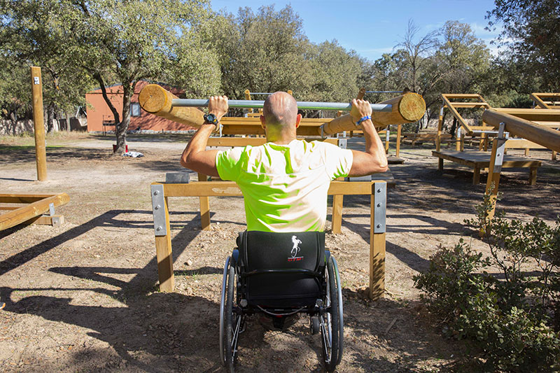 Un gimnasio de madera al aire libre, innovador, sostenible, ecologico, inclusivo y sin impacto medioambiental.