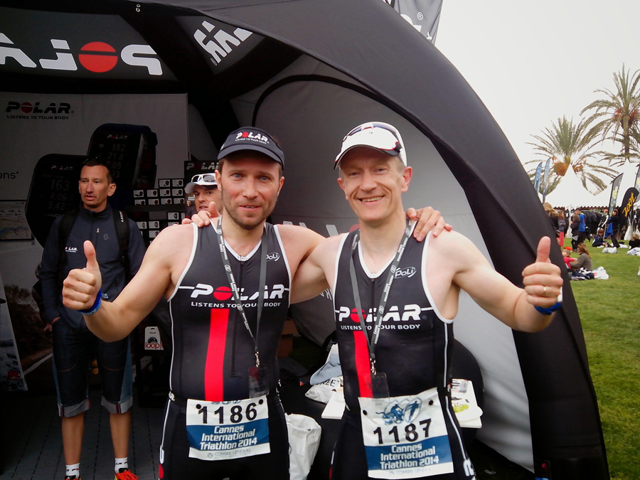 Manu Lafora, en el centro, con el director de Sport Life Juanma Montero participando en el Triatlón de Cannes