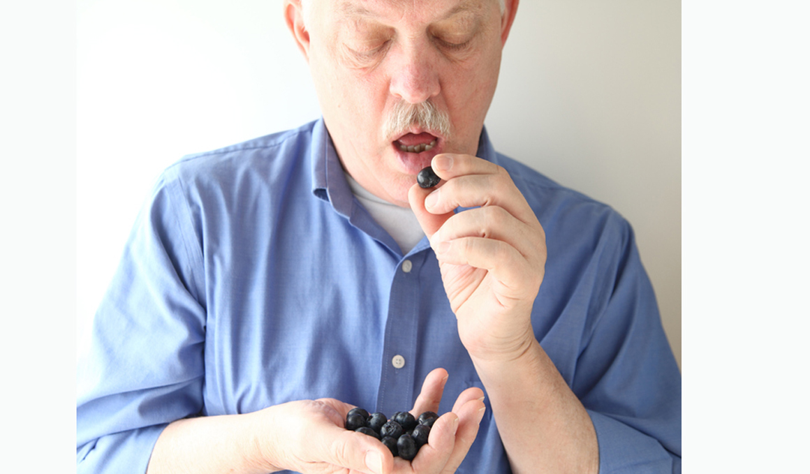 Frutos del bosque, manzanas y té para prevenir la enfermedad de Alzheimer y demencia senil