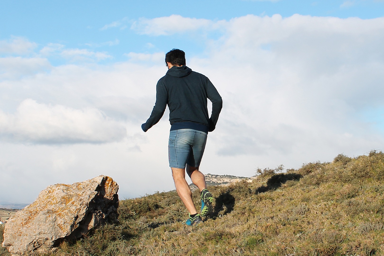 El vaquero para correr por la montaña
