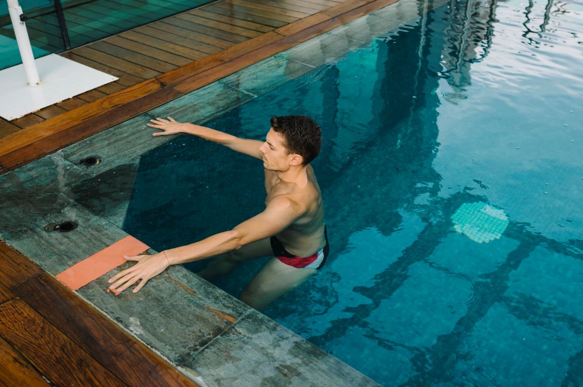 Entrenamiento fitness en la piscina