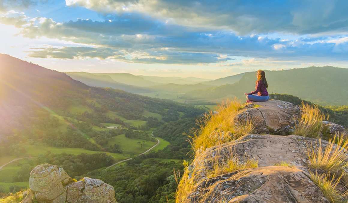 5 beneficios de meditar en la montaña