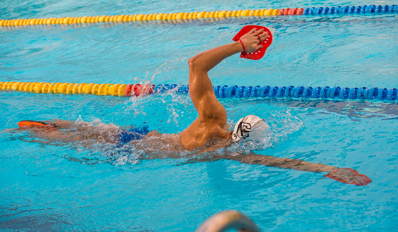 Abdominales de hierro con natación