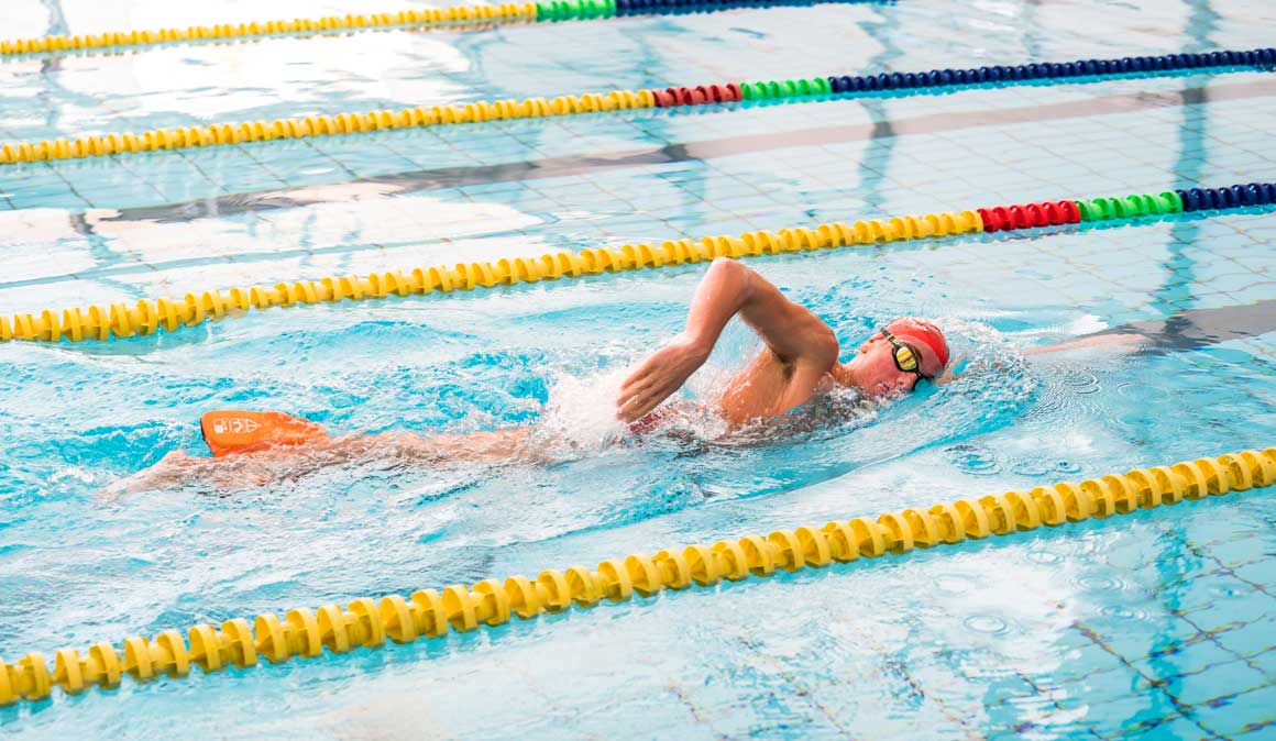 Abdominales de hierro con natación